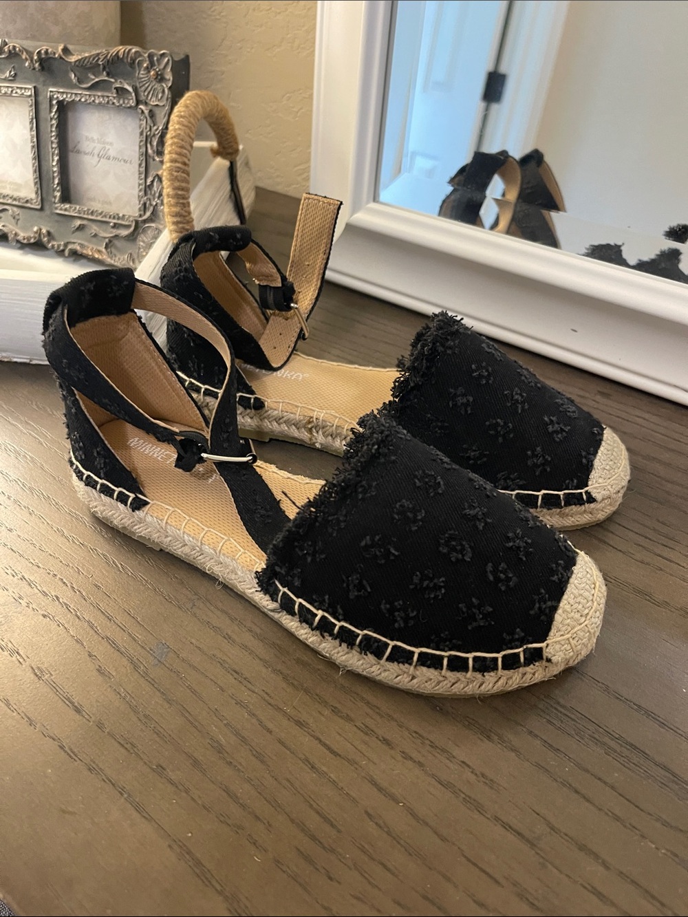 Women’s Minnetonka Black Espadrille Sandals - Classic Summer Style size 6